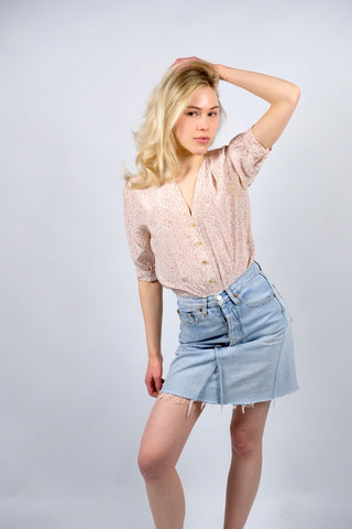 80s/90s Bluse aus reiner Seide mit Blümchenmuster in pastelligem Rosa, Graugrün, Beigegelb und Weiß – entspricht ca. einer XS/S