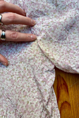 80s/90s Bluse aus reiner Seide mit Blümchenmuster in pastelligem Rosa, Graugrün, Beigegelb und Weiß – entspricht ca. einer XS/S