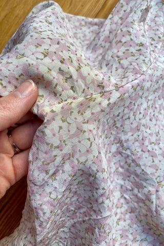 80s/90s Bluse aus reiner Seide mit Blümchenmuster in pastelligem Rosa, Graugrün, Beigegelb und Weiß – entspricht ca. einer XS/S