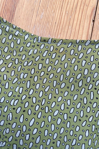 pistaziengrüne 80s/90s Viskose Bluse mit süßem Print – wir empfehlen die Bluse einer L