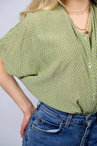 pistaziengrüne 80s/90s Viskose Bluse mit süßem Print – wir empfehlen die Bluse einer L