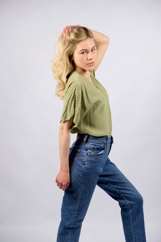 pistaziengrüne 80s/90s Viskose Bluse mit süßem Print – wir empfehlen die Bluse einer L