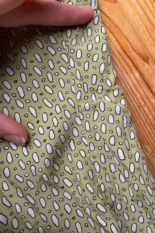 pistaziengrüne 80s/90s Viskose Bluse mit süßem Print – wir empfehlen die Bluse einer L