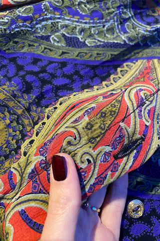 80s/90s Bluse made in Italy aus reiner Viskose mit buntem Paisleymuster – entspricht ca. einer heutigen M/L, kann aber auch oversized von kleineren Größen getragen werden (bitte Maße beachten)