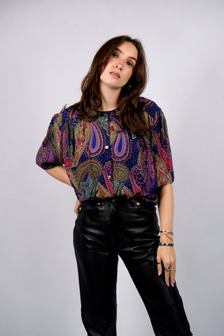 80s/90s Bluse made in Italy aus reiner Viskose mit buntem Paisleymuster – entspricht ca. einer heutigen M/L, kann aber auch oversized von kleineren Größen getragen werden (bitte Maße beachten)