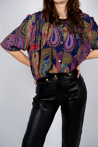 80s/90s Bluse made in Italy aus reiner Viskose mit buntem Paisleymuster – entspricht ca. einer heutigen M/L, kann aber auch oversized von kleineren Größen getragen werden (bitte Maße beachten)