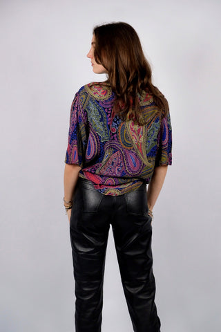 80s/90s Bluse made in Italy aus reiner Viskose mit buntem Paisleymuster – entspricht ca. einer heutigen M/L, kann aber auch oversized von kleineren Größen getragen werden (bitte Maße beachten)