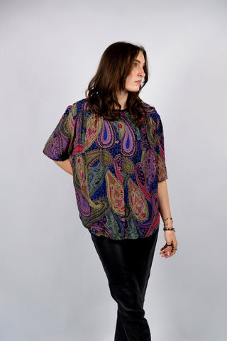 80s/90s Bluse made in Italy aus reiner Viskose mit buntem Paisleymuster – entspricht ca. einer heutigen M/L, kann aber auch oversized von kleineren Größen getragen werden (bitte Maße beachten)
