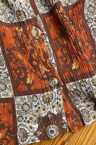 90s Bluse made in Italy aus reiner Viskose mit Patchwork Boho Print in Orange, Rotbraun, Weiß, Gelb und dunklem Olivgrün – für einen lockeren Look empfehlen wir die Bluse einer heutigen S/M