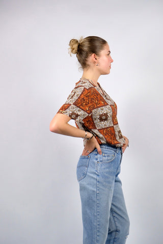 90s Bluse made in Italy aus reiner Viskose mit Patchwork Boho Print in Orange, Rotbraun, Weiß, Gelb und dunklem Olivgrün – für einen lockeren Look empfehlen wir die Bluse einer heutigen S/M