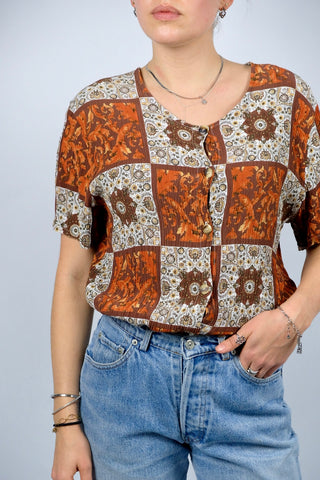 90s Bluse made in Italy aus reiner Viskose mit Patchwork Boho Print in Orange, Rotbraun, Weiß, Gelb und dunklem Olivgrün – für einen lockeren Look empfehlen wir die Bluse einer heutigen S/M