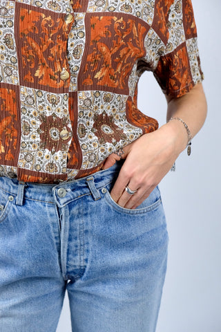 90s Bluse made in Italy aus reiner Viskose mit Patchwork Boho Print in Orange, Rotbraun, Weiß, Gelb und dunklem Olivgrün – für einen lockeren Look empfehlen wir die Bluse einer heutigen S/M
