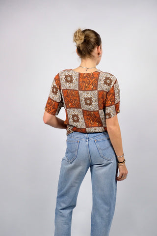 90s Bluse made in Italy aus reiner Viskose mit Patchwork Boho Print in Orange, Rotbraun, Weiß, Gelb und dunklem Olivgrün – für einen lockeren Look empfehlen wir die Bluse einer heutigen S/M