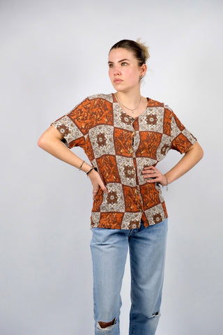 90s Bluse made in Italy aus reiner Viskose mit Patchwork Boho Print in Orange, Rotbraun, Weiß, Gelb und dunklem Olivgrün – für einen lockeren Look empfehlen wir die Bluse einer heutigen S/M