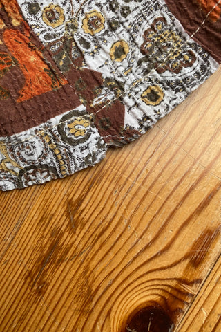 90s Bluse made in Italy aus reiner Viskose mit Patchwork Boho Print in Orange, Rotbraun, Weiß, Gelb und dunklem Olivgrün – für einen lockeren Look empfehlen wir die Bluse einer heutigen S/M