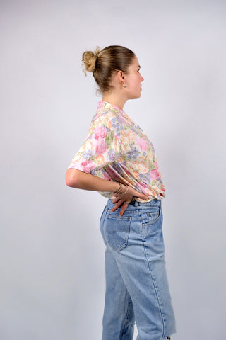 Weiße 90s Hemdbluse aus reiner Viskose mit floralem Print in Buttergelb, Rosa, Beere, Hellblau, Grün und Hellgrün – locker geschnittene Größe S und ein absolutes Highlight