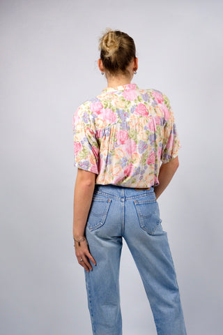 Weiße 90s Hemdbluse aus reiner Viskose mit floralem Print in Buttergelb, Rosa, Beere, Hellblau, Grün und Hellgrün – locker geschnittene Größe S und ein absolutes Highlight