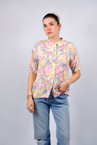 Weiße 90s Hemdbluse aus reiner Viskose mit floralem Print in Buttergelb, Rosa, Beere, Hellblau, Grün und Hellgrün – locker geschnittene Größe S und ein absolutes Highlight