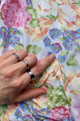 Weiße 90s Hemdbluse aus reiner Viskose mit floralem Print in Buttergelb, Rosa, Beere, Hellblau, Grün und Hellgrün – locker geschnittene Größe S und ein absolutes Highlight