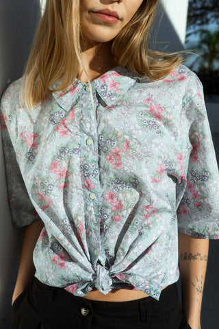 Traumhafte, hellblaue 80s Bluse von der Designermarke Cacharel, made in Italy aus reiner und leichter Baumwolle, mit floralem Print in Hellgrün, Rosa/Pink, Flieder/Lila und Weiß – ca. von einer M bis XL tragbar je nach gewünschter Passform (bitte Maße beachten) – ein sehr seltenes Fundstück und Designer-Highlight