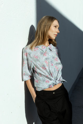 Traumhafte, hellblaue 80s Bluse von der Designermarke Cacharel, made in Italy aus reiner und leichter Baumwolle, mit floralem Print in Hellgrün, Rosa/Pink, Flieder/Lila und Weiß – ca. von einer M bis XL tragbar je nach gewünschter Passform (bitte Maße beachten) – ein sehr seltenes Fundstück und Designer-Highlight