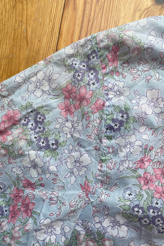 Traumhafte, hellblaue 80s Bluse von der Designermarke Cacharel, made in Italy aus reiner und leichter Baumwolle, mit floralem Print in Hellgrün, Rosa/Pink, Flieder/Lila und Weiß – ca. von einer M bis XL tragbar je nach gewünschter Passform (bitte Maße beachten) – ein sehr seltenes Fundstück und Designer-Highlight
