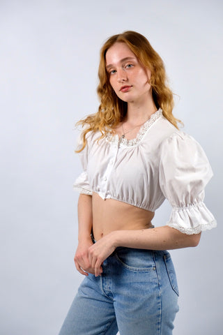 Traumhafte weiße 80s Folklore Dirndlbluse in typisch verkürztem Schnitt mit Gummizugsaum, tollen Puffärmeln und Details aus Lochspitze – made in Germany/Bavaria und ca. tragbar von einer XS bis S je nach gewünschter Passform (bitte Maße beachten) – ein absolutes Highlight