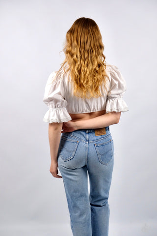 Traumhafte weiße 80s Folklore Dirndlbluse in typisch verkürztem Schnitt mit Gummizugsaum, tollen Puffärmeln und Details aus Lochspitze – made in Germany/Bavaria und ca. tragbar von einer XS bis S je nach gewünschter Passform (bitte Maße beachten) – ein absolutes Highlight