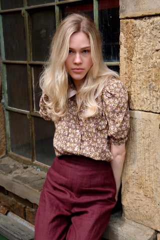 Süße 70s Bluse mit Streublümchen-Print in Oliv, Rosa, Pink, Blau, Gelb und Schwarz – toller Schnitt mit Bubikragen und Puffärmeln – ideal für eine XS bis S und ein absolutes Highlight