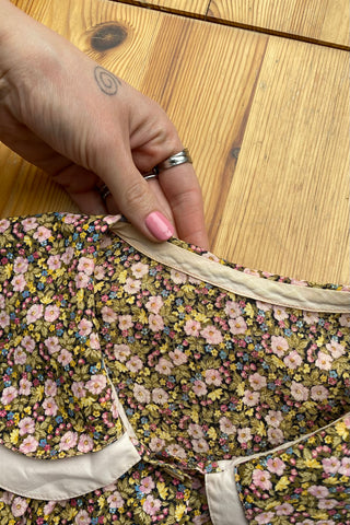 Süße 70s Bluse mit Streublümchen-Print in Oliv, Rosa, Pink, Blau, Gelb und Schwarz – toller Schnitt mit Bubikragen und Puffärmeln – ideal für eine XS bis S und ein absolutes Highlight