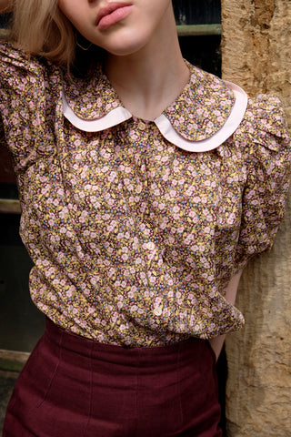 Süße 70s Bluse mit Streublümchen-Print in Oliv, Rosa, Pink, Blau, Gelb und Schwarz – toller Schnitt mit Bubikragen und Puffärmeln – ideal für eine XS bis S und ein absolutes Highlight