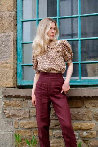 Süße 70s Bluse mit Streublümchen-Print in Oliv, Rosa, Pink, Blau, Gelb und Schwarz – toller Schnitt mit Bubikragen und Puffärmeln – ideal für eine XS bis S und ein absolutes Highlight