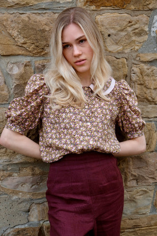 Süße 70s Bluse mit Streublümchen-Print in Oliv, Rosa, Pink, Blau, Gelb und Schwarz – toller Schnitt mit Bubikragen und Puffärmeln – ideal für eine XS bis S und ein absolutes Highlight