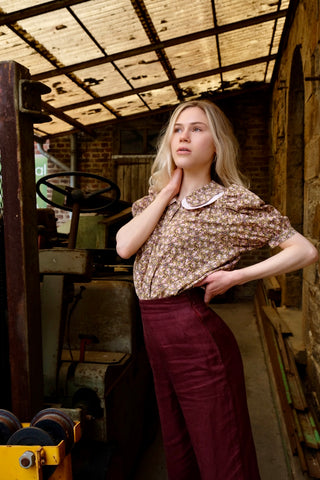 Süße 70s Bluse mit Streublümchen-Print in Oliv, Rosa, Pink, Blau, Gelb und Schwarz – toller Schnitt mit Bubikragen und Puffärmeln – ideal für eine XS bis S und ein absolutes Highlight
