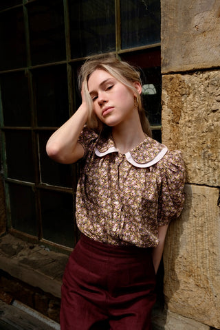 Süße 70s Bluse mit Streublümchen-Print in Oliv, Rosa, Pink, Blau, Gelb und Schwarz – toller Schnitt mit Bubikragen und Puffärmeln – ideal für eine XS bis S und ein absolutes Highlight