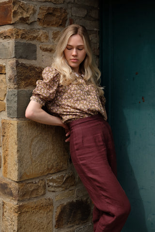 Süße 70s Bluse mit Streublümchen-Print in Oliv, Rosa, Pink, Blau, Gelb und Schwarz – toller Schnitt mit Bubikragen und Puffärmeln – ideal für eine XS bis S und ein absolutes Highlight