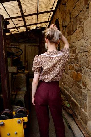 Süße 70s Bluse mit Streublümchen-Print in Oliv, Rosa, Pink, Blau, Gelb und Schwarz – toller Schnitt mit Bubikragen und Puffärmeln – ideal für eine XS bis S und ein absolutes Highlight