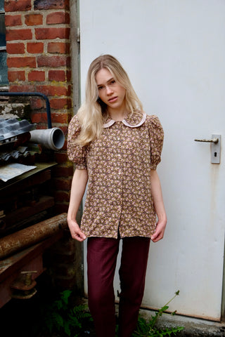 Süße 70s Bluse mit Streublümchen-Print in Oliv, Rosa, Pink, Blau, Gelb und Schwarz – toller Schnitt mit Bubikragen und Puffärmeln – ideal für eine XS bis S und ein absolutes Highlight