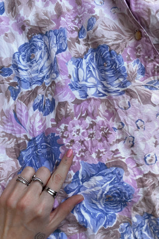 80s/90s Bluse aus reiner Viskose mit floralem Print in tollen Farben (Flieder/Altrosa, Blau/Hellblau, Beige/Braun und Weiß) – tragbar von einer M bis L