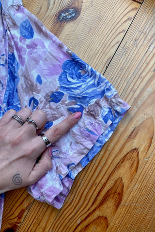 80s/90s Bluse aus reiner Viskose mit floralem Print in tollen Farben (Flieder/Altrosa, Blau/Hellblau, Beige/Braun und Weiß) – tragbar von einer M bis L