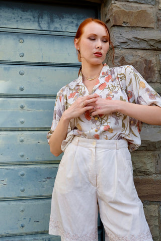 Cremefarbene 80s/90s Bluse made in Italy aus hochwertiger Viskose- und Leinenmischung mit hübschen goldenen Knöpfen und floralem Muster in (Oliv)grün, Rosa/Koralle, Graubraun/Mauve und gedecktem Gelb – wir empfehlen die Bluse einer M, L oder XL je nach gewünschter Passform – ein absolutes Highlight