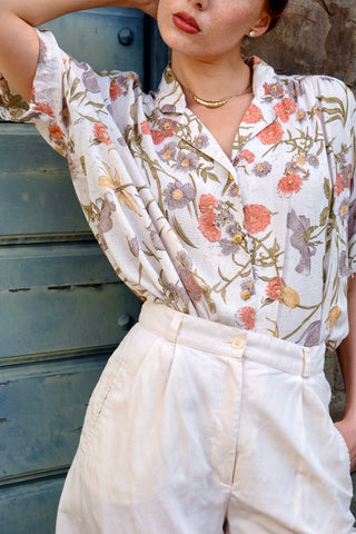 Cremefarbene 80s/90s Bluse made in Italy aus hochwertiger Viskose- und Leinenmischung mit hübschen goldenen Knöpfen und floralem Muster in (Oliv)grün, Rosa/Koralle, Graubraun/Mauve und gedecktem Gelb – wir empfehlen die Bluse einer M, L oder XL je nach gewünschter Passform – ein absolutes Highlight