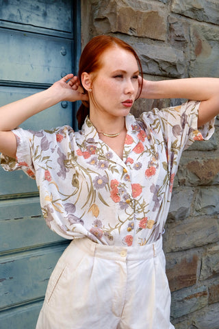 Cremefarbene 80s/90s Bluse made in Italy aus hochwertiger Viskose- und Leinenmischung mit hübschen goldenen Knöpfen und floralem Muster in (Oliv)grün, Rosa/Koralle, Graubraun/Mauve und gedecktem Gelb – wir empfehlen die Bluse einer M, L oder XL je nach gewünschter Passform – ein absolutes Highlight