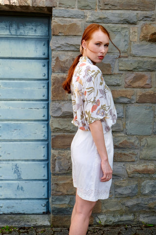 Cremefarbene 80s/90s Bluse made in Italy aus hochwertiger Viskose- und Leinenmischung mit hübschen goldenen Knöpfen und floralem Muster in (Oliv)grün, Rosa/Koralle, Graubraun/Mauve und gedecktem Gelb – wir empfehlen die Bluse einer M, L oder XL je nach gewünschter Passform – ein absolutes Highlight
