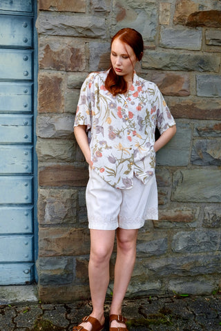 Cremefarbene 80s/90s Bluse made in Italy aus hochwertiger Viskose- und Leinenmischung mit hübschen goldenen Knöpfen und floralem Muster in (Oliv)grün, Rosa/Koralle, Graubraun/Mauve und gedecktem Gelb – wir empfehlen die Bluse einer M, L oder XL je nach gewünschter Passform – ein absolutes Highlight