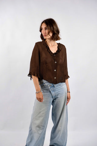 Schokobraune, halbtransparente 90s Viskose Bluse made in Italy mit weißem Pünktchen Print – verkürzter Schnitt mit halblangen Ärmeln; für einen lockere Look empfehlen wir die Bluse einer heutigen M – ein absolutes Highlight