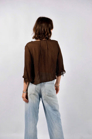 Schokobraune, halbtransparente 90s Viskose Bluse made in Italy mit weißem Pünktchen Print – verkürzter Schnitt mit halblangen Ärmeln; für einen lockere Look empfehlen wir die Bluse einer heutigen M – ein absolutes Highlight