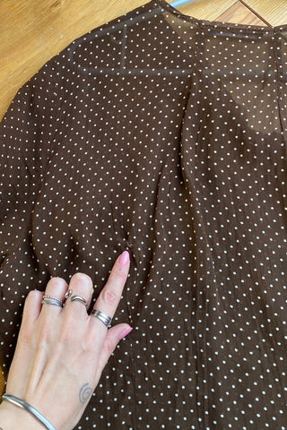 Schokobraune, halbtransparente 90s Viskose Bluse made in Italy mit weißem Pünktchen Print – verkürzter Schnitt mit halblangen Ärmeln; für einen lockere Look empfehlen wir die Bluse einer heutigen M – ein absolutes Highlight