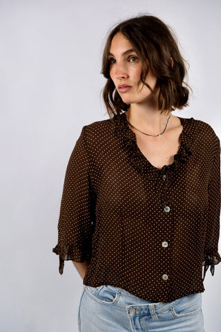 Schokobraune, halbtransparente 90s Viskose Bluse made in Italy mit weißem Pünktchen Print – verkürzter Schnitt mit halblangen Ärmeln; für einen lockere Look empfehlen wir die Bluse einer heutigen M – ein absolutes Highlight