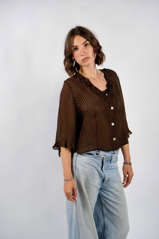 Schokobraune, halbtransparente 90s Viskose Bluse made in Italy mit weißem Pünktchen Print – verkürzter Schnitt mit halblangen Ärmeln; für einen lockere Look empfehlen wir die Bluse einer heutigen M – ein absolutes Highlight